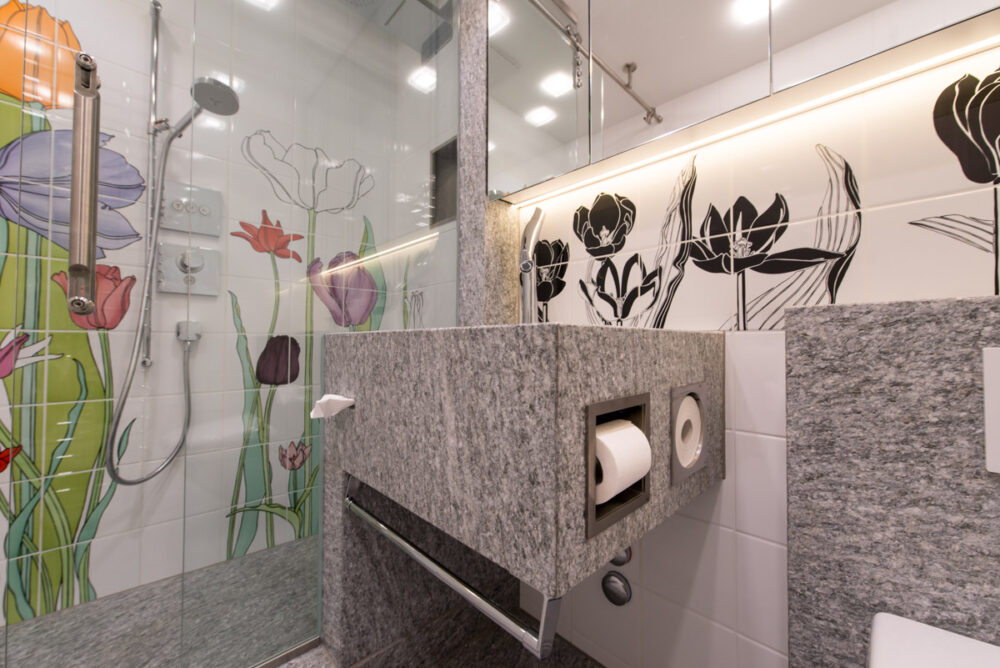 Umbau Badezimmer Privatwohnung Arosa, Toilettenpapierhalter direkt im Stein angebracht