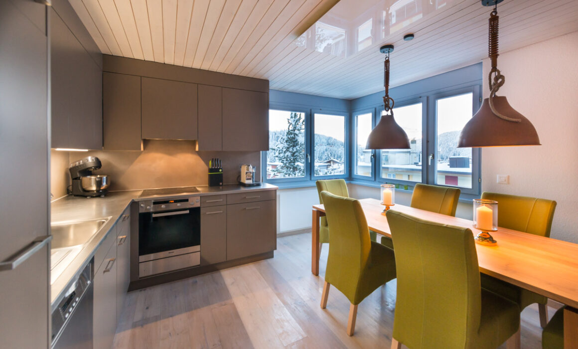 Küche und Esstisch nach Umbau Ferienwohnung Arosa