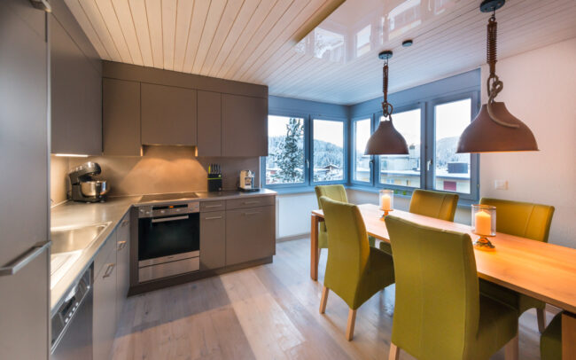 Küche und Esstisch nach Umbau Ferienwohnung Arosa
