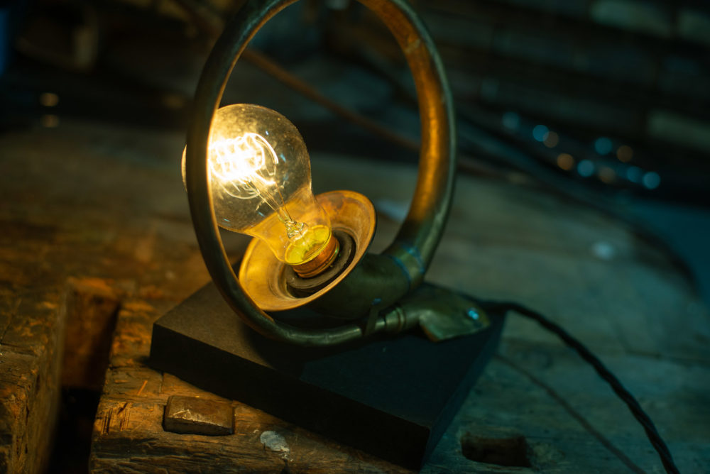 Lampe aus altem Posthorn